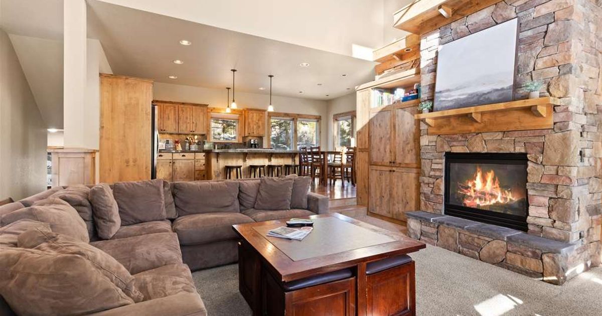 mt-bachelor-resort-rental-living-room