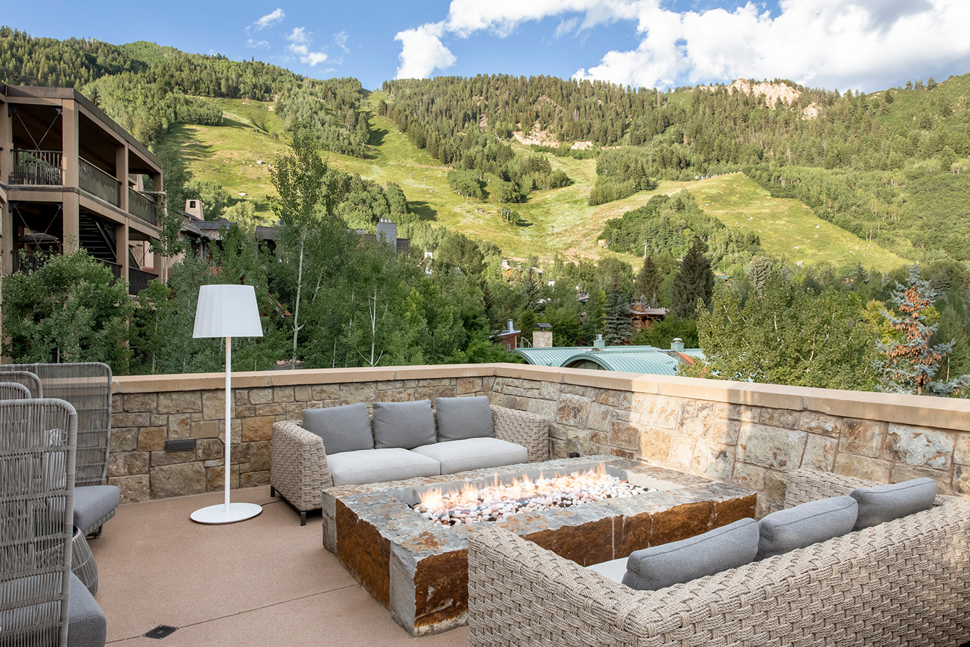 residences-little-nell_paatio