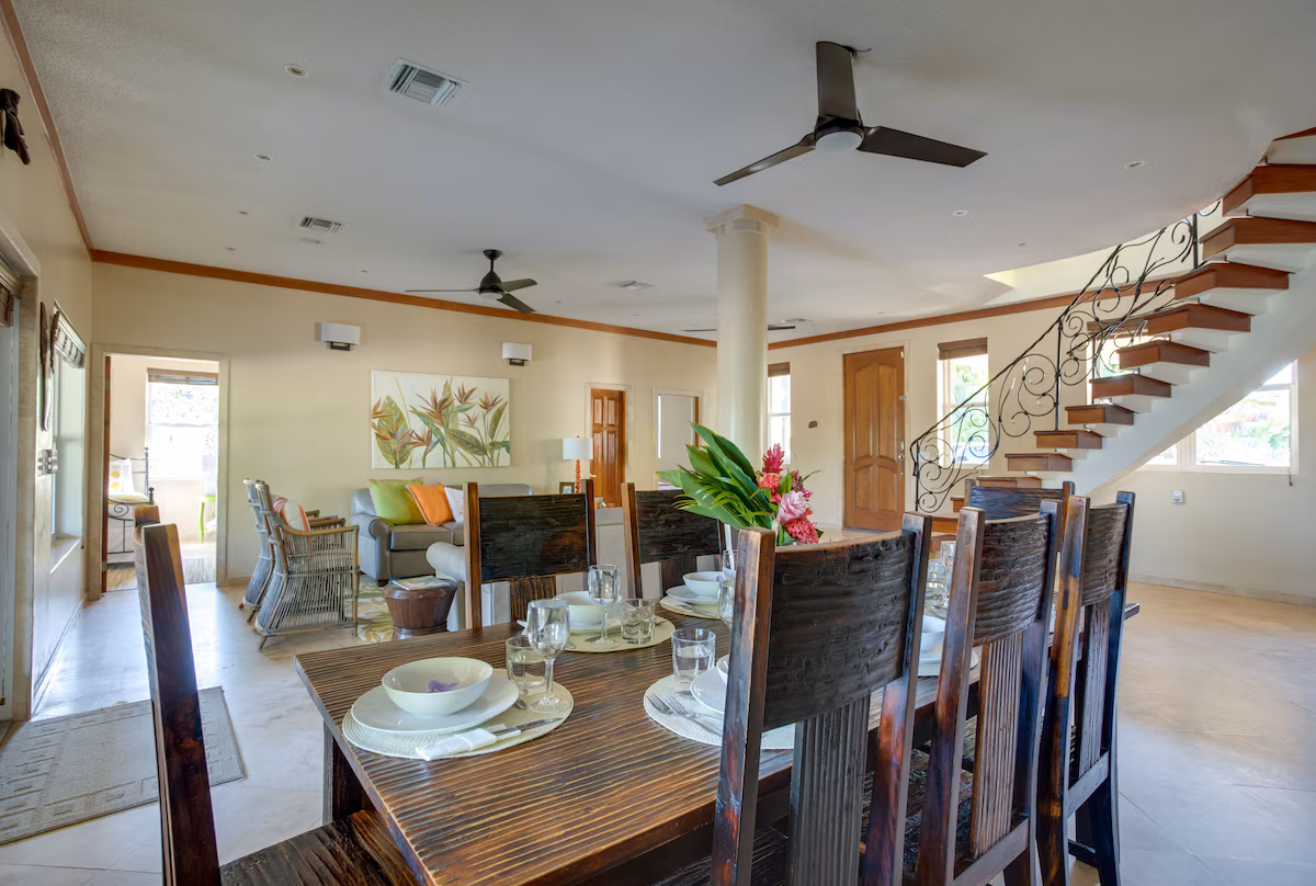 Villa Tipsy Gecko Dining Room